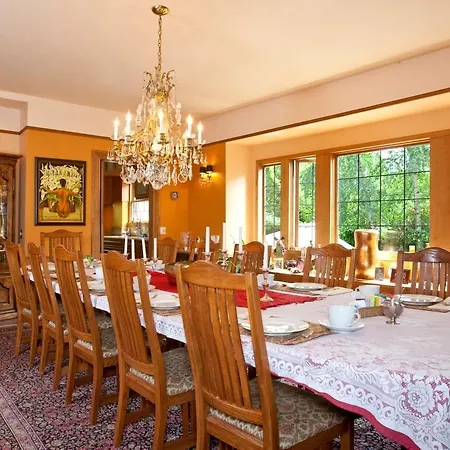 Bacon Mansion Bed And Breakfast 